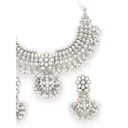 KARATCART Oxidised Silver-Plated White Kundan Studded & Pearl-Beaded Jewellery Set image 3