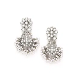 KARATCART Oxidised Silver-Plated White Kundan Studded & Pearl-Beaded Jewellery Set image 4