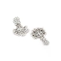 KARATCART Oxidised Silver-Plated White Kundan Studded & Pearl-Beaded Jewellery Set image 5