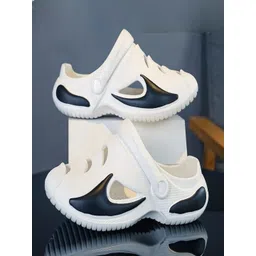 KNIEVL Men Self Designed Clogs image 4