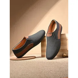 knoos Men Textured Loafers image 1