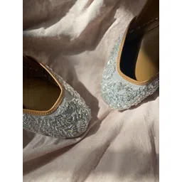 Kurrbat Women Embellished Ethnic Mojaris Flats-picture-32