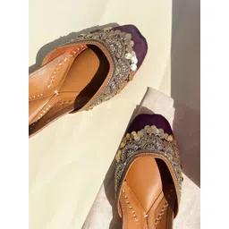 Kurrbat Women Embellished Ethnic Mojaris Flats-picture-21