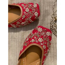Kurrbat Women Embellished Ethnic Mojaris with Embroidered Flats-picture-37