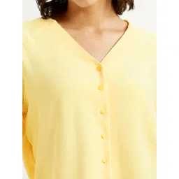 levi's Women's Solid Yellow V Neck Top image 3