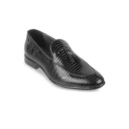 Metro Men Textured Leather Round Toe Loafers Formal Shoes-picture-27