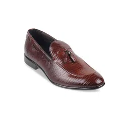 Metro Men Textured Round Toe Loafers Formal Shoes-picture-22