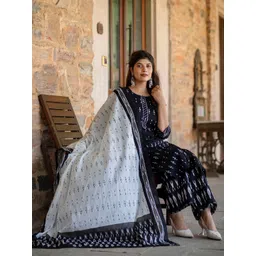 Nayo Women Black Ikat Printed Pure Cotton Kurta with Trousers & With Dupatta image 4