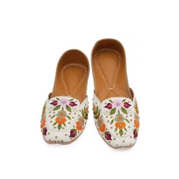 NR By Nidhi Rathi Women Floral Embroidered Mojaris-picture-32