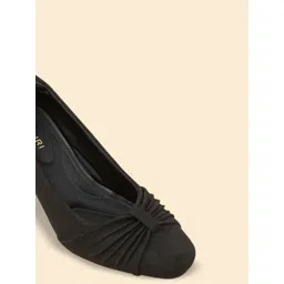 Ozuri Velvet Women Round Toe Block Heel Pumps image 3