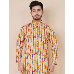Parrth Enterprisess Men Printed Regular Kurta with Pyjamas image 2