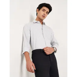 Peregrine by Pantaloons Men Slim Fit Spread Collar Vertical Striped Cotton Casual Shirt-picture-33