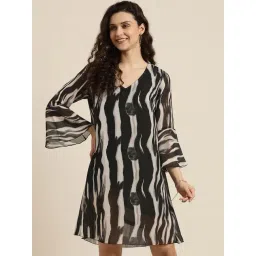 Qurvii Black & White Printed Shift Dress-picture-38