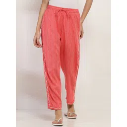 Rangriti Women Floral Printed Comfort Low-Rise Pleated Trousers-picture-34