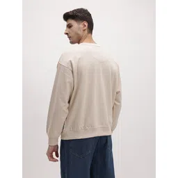 roadster Men Solid Round Neck Grey Sweater image 2