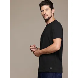 Roadster Men Solid Regular Fit T-shirt image 3