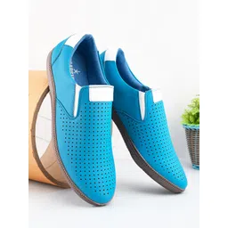 The Roadster Lifestyle Co Men Round Toe Casual Slip-On Sneakers-picture-21