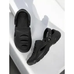 The Roadster Lifestyle Co Men Textured Lightweight Clogs-picture-16