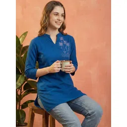 Ruvii Women Embroidered Thread Work Kurta image 3