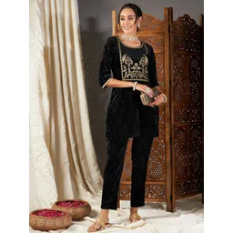 Shae by SASSAFRAS Ethnic Motifs Embroidered Velvet Kurta with Trousers-picture-24
