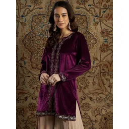 Shae by SASSAFRAS Women Burgundy Ethnic Motifs Velvet Kurta-picture-13