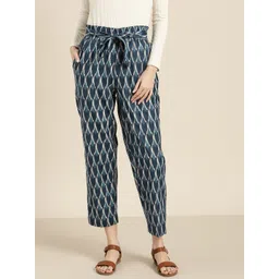 Shae by SASSAFRAS Women Navy Blue & Off-White Ikat Printed Cropped Trousers-picture-30
