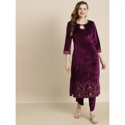 Shae by SASSAFRAS Women Purple Floral Embroidered Velvet Kurta-picture-19
