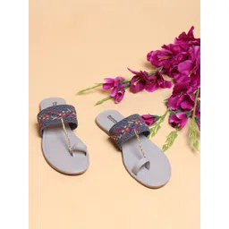 Shoestail Women Grey One Toe Flats-picture-22