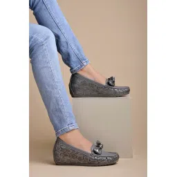 shoetopia Women Pull On Loafers image 3