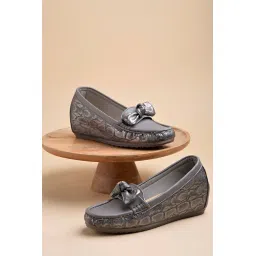 shoetopia Women Pull On Loafers image 4