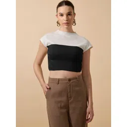 SHOWOFFFF Colourblocked Crop Top-picture-15