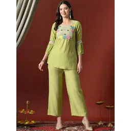 Sia Ab Pehnegi Duniya Women Yoke Design Printed Casual Round-Neck Top With Trousers-picture-18