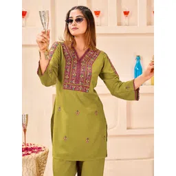 Skylee Pop Women Ethnic Motifs Embroidered Regular Thread Work Kurta with Trousers-picture-35