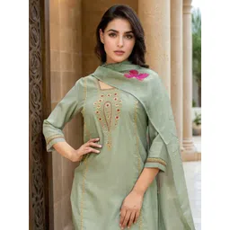 Skylee Pop Women Floral Printed Kurta with Trousers & Dupatta image 3