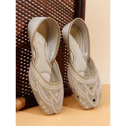 Sole Saga Women Embellished Ethnic Fashion Flats-picture-40