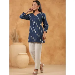 Span Women Ethnic Motifs Printed Cotton Kurta with Trousers image 4