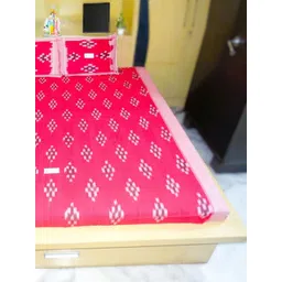 SR HANDLOOMS AND TEXTILES Printed 250 TC Pure Cotton Queen Bedsheet Set-picture-18