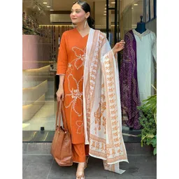 SRILICA Women Floral Printed Regular Pure Silk Kurta with Trousers & Dupatta image 3