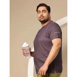 Sztori Plus Sized Reflective Detail Printed T-shirt-picture-24