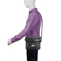 Teakwood Leathers Black Solid Medium Cross Body Bag image 2