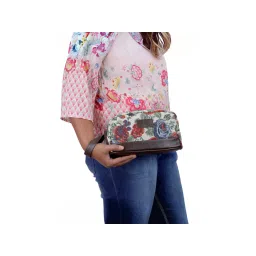 The Clownfish Toiletry Kit for Women - White-picture-15