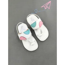 THE MADRAS TRUNK Kids Colourblocked Kolhapuri One Toe Flats-image-19