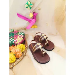 THE MADRAS TRUNK Kids Embellished Kolhapuris One Toe Flats-image-24