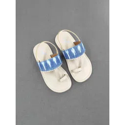 THE MADRAS TRUNK Kids Printed Kolhapuri One Toe Flats-image-18