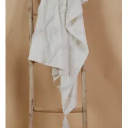 thegasbh White Cotton Hand Tufted 70X52 Inches Throw image 4