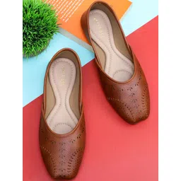 TRASE Women Tan Textured Mojaris Flats-picture-29