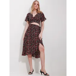 Trend Alacati stili V Neck Top With Flared Pleated Skirt Co-Ords-picture-22