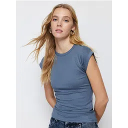Trendyol Round Neck Extended Sleeve Fitted Top-picture-35