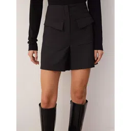 Trendyol Women Siyah Solid Mid-Rise Regular Shorts image 3