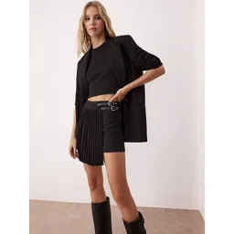 Trendyol Women Solid Regular Fit Mid-Rise Pleats Details Shorts-picture-33